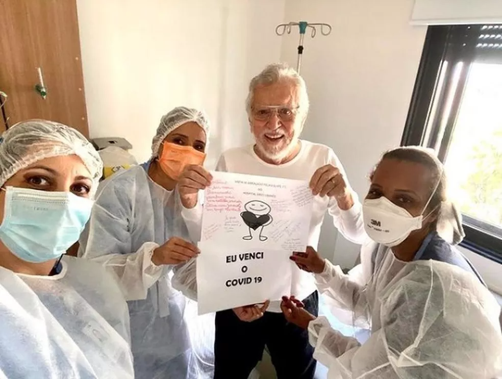 O apresentador Carlos Alberto de Nóbrega publica foto nas redes sociais anunciando a cura da Covid-19. — Foto: Reprodução/Redes Sociais