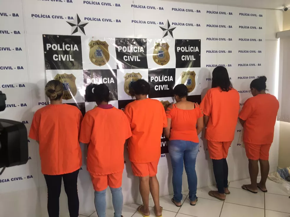 Entres os presos, sete são homens e seis mulheres. Operação Arrebatamento ocorreu nesta segunda-feira (9). — Foto: Taísa Moura / TV Santa Cruz Entres os presos, sete são homens e seis mulheres. Operação Arrebatamento ocorreu nesta segunda-feira (9). — Foto: Taísa Moura / TV Santa Cruz