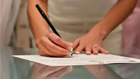 Mesmo em países ocidentais conhecidos pela cada vez maior independência da mulher, percentual daquelas que incorporam sobrenome do marido é alto Mesmo em países ocidentais conhecidos pela cada vez maior independência da mulher, percentual daquelas que incorporam sobrenome do marido é alto