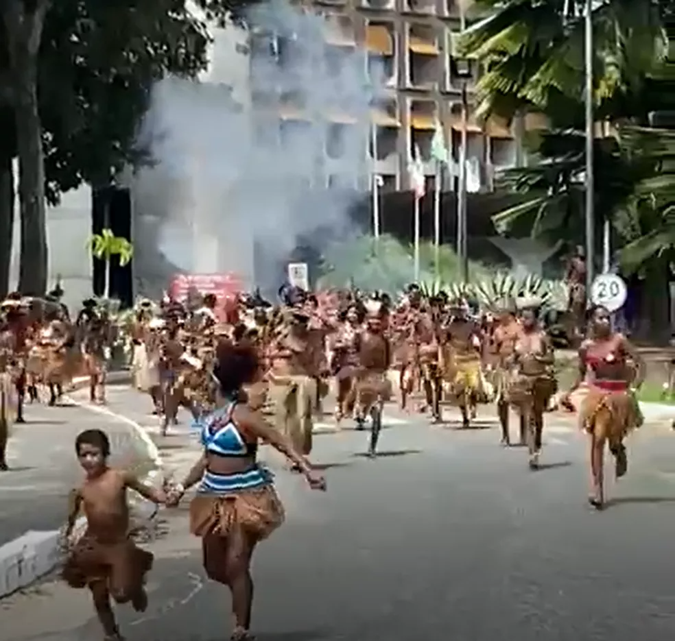 Confusão entre indígenas e policiais militares no CAB, em Salvador. — Foto: Redes sociais