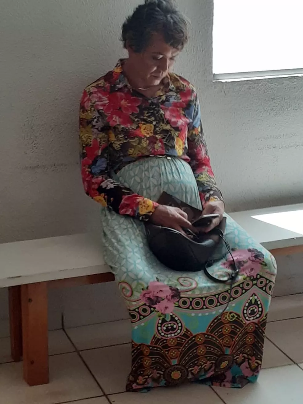 Suspeito estava maquiado e usava saia longa para tentar se passar pela mãe em prova do Detran — Foto: Divulgação/PM Suspeito estava maquiado e usava saia longa para tentar se passar pela mãe em prova do Detran — Foto: Divulgação/PM