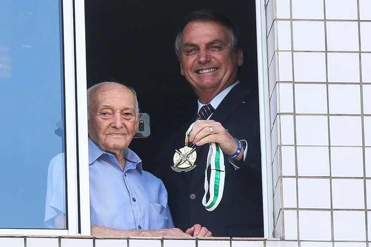 Antonio Cruz/Agência Brasil O presidente Jair Bolsonaro visita seu Carlos, 96 anos, Ex-Combatente da 2ª Guerra Mundial