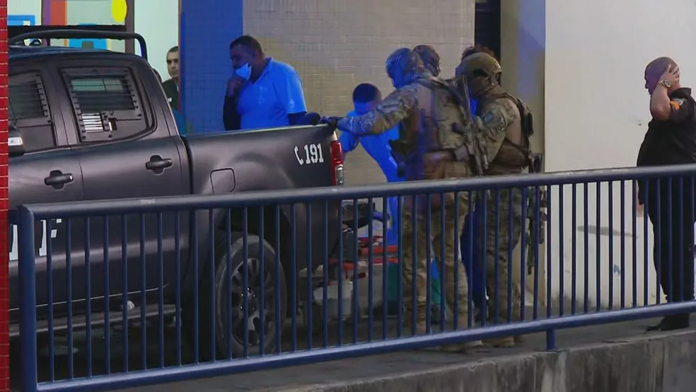Policiais levam feridos para o Hospital Getúlio Vargas — Foto: Reprodução/TV Globo