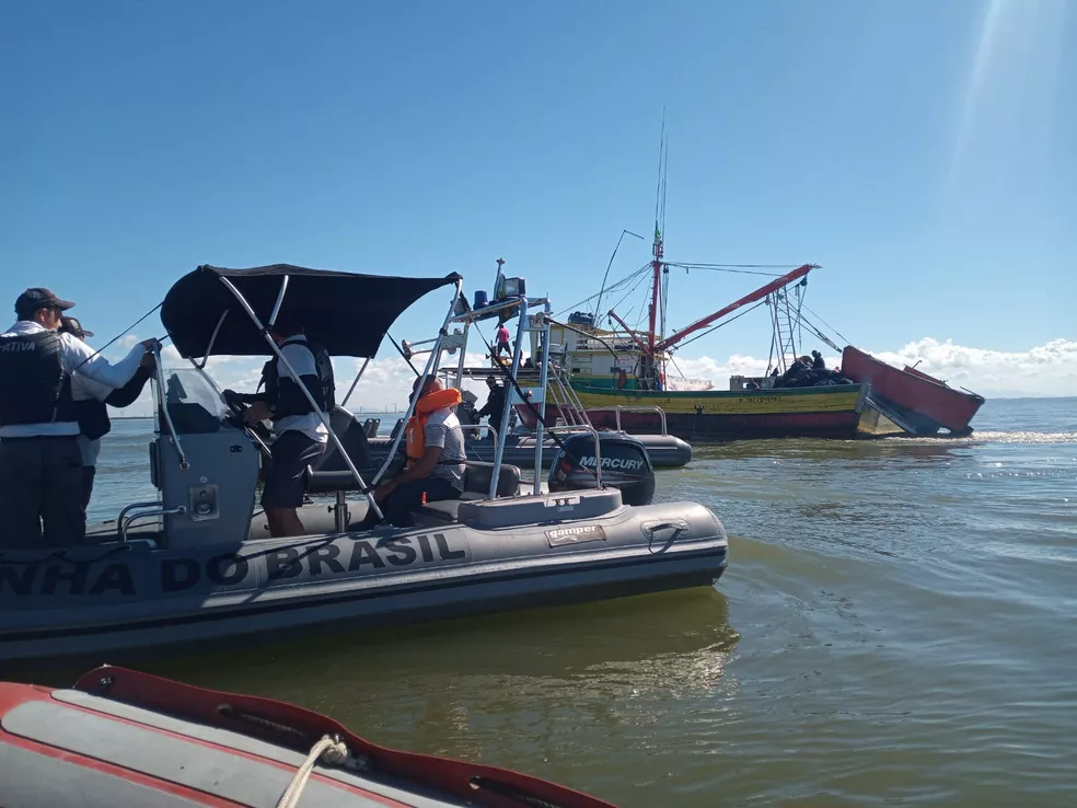 Ação de resgate dos corpos dos irmãos contou com o auxílio de embarcações próximas, Defesa Civil, Corpo de Bombeiros e a Marinha — Foto: Divulgação/Defesa Civil
