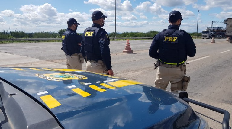 PRF na Bahia liberta garota sequestrada e prende pedófilo na BR 116 em Poções