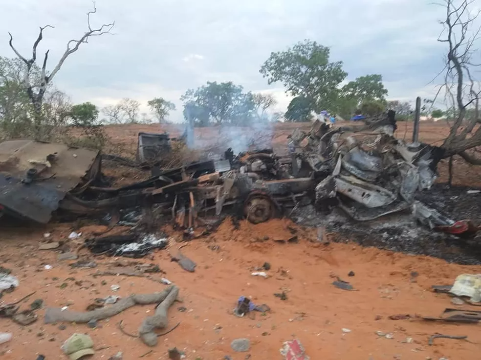 Caminhão explode e deixa três pessoas mortas no oeste da Bahia — Foto: Redes sociais