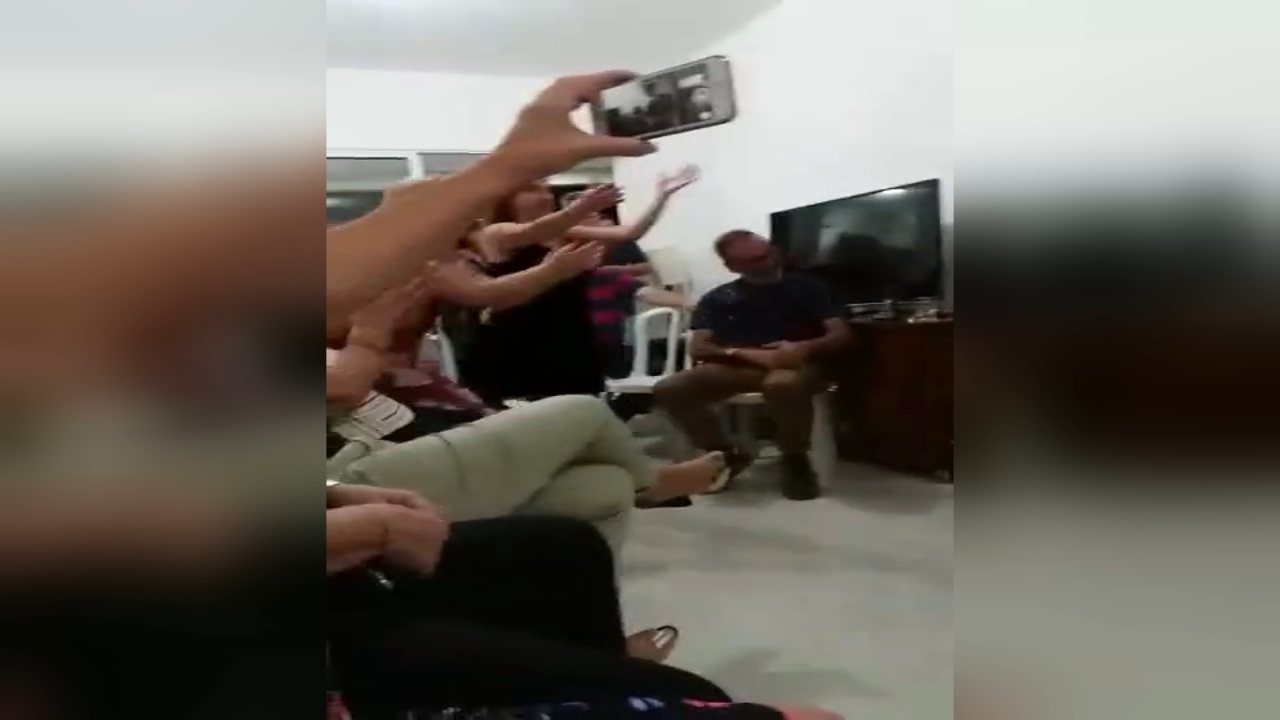 Vídeo de jovem anunciando à família transição de gênero na noite de Natal viraliza na web Vídeo de jovem anunciando à família transição de gênero na noite de Natal viraliza na web