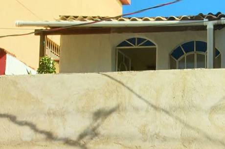 Vítima foi feita refém na casa onde morava 