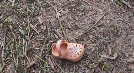 Sapato da criança foi encontrado na beira do rio