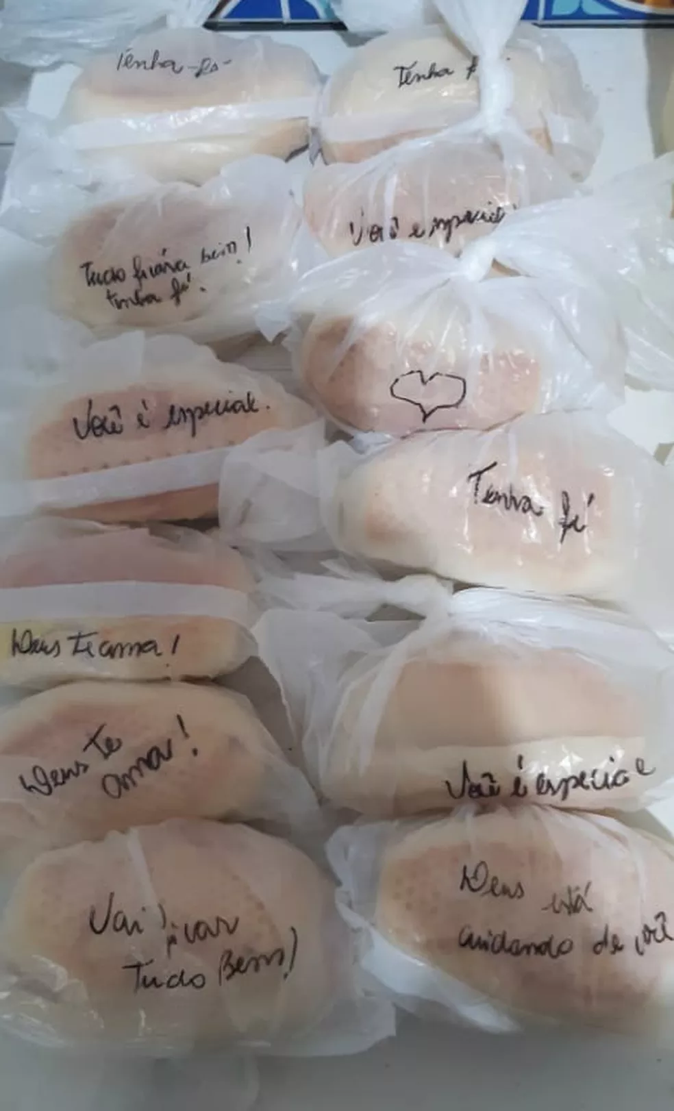 Mensagens de esperança são escritas em lanches distribuídos a moradores de rua, em Limeira — Foto: Arquivo Pessoal Mensagens de esperança são escritas em lanches distribuídos a moradores de rua, em Limeira — Foto: Arquivo Pessoal