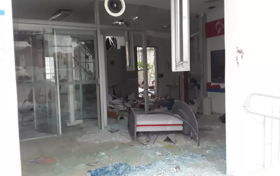 Parte da agência ficou destruída — Foto: Reprodução/Redes sociais