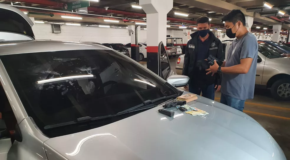Arma de fogo foi encontrada no carro da vítima, em Londrina — Foto: Patrícia Piveta/RPC