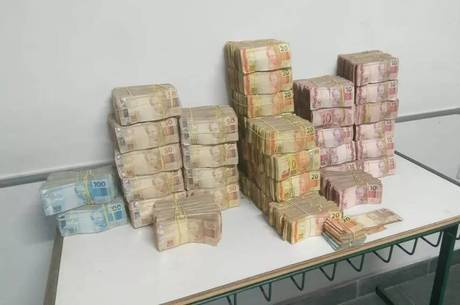 R$ 1 milhão foram encontrados atrás do banco do carro