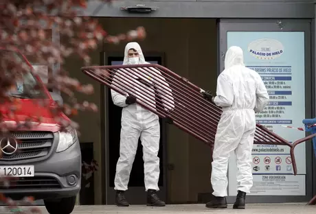 Homens trabalham para isolar a região de Madri, na Espanha Homens trabalham para isolar a região de Madri, na Espanha