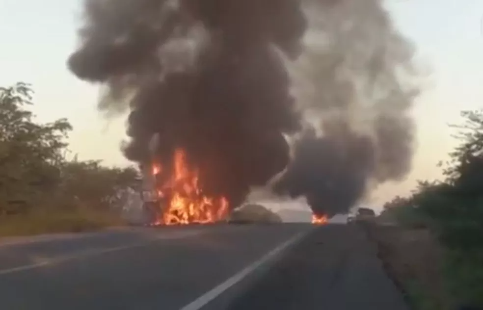 Caminhão com carga de vegetais pega fogo na BR-324, na Bahia — Foto: Reprodução/Redes Sociais