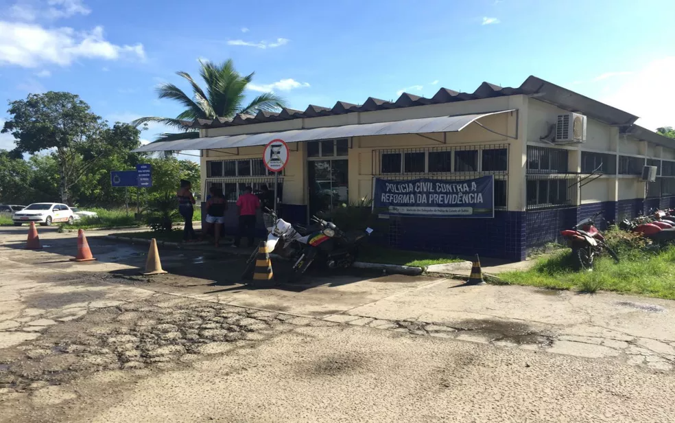 Idoso de 75 anos é preso após ser flagrado se masturbando na frente de criança de 10 anos na BA; mulher também foi detida — Foto: Francisco Lopes / TV Bahia