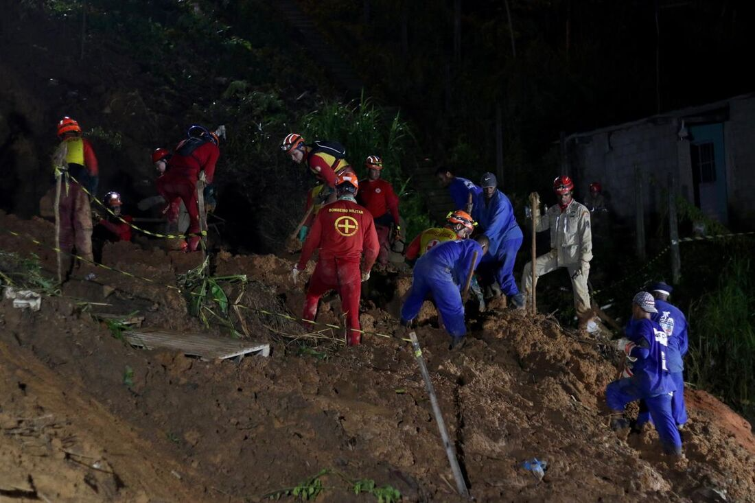 Corpo de Bombeiros, militares do Exército e agentes da Defesa Civil seguem nas buscas pelo corpo da última vítima de deslizamento de terra na RMR, Mércia do Nascimento, em Areeiro, Camaragibe.
