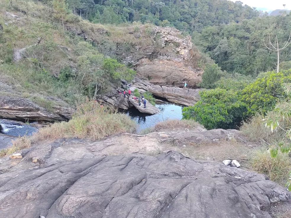 Buscas pelas vítimas na cachoeira. — Foto: Alerta Barão Notícias/Divulgação