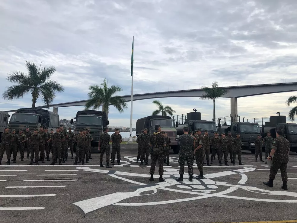 Militares do Exército prontos para deixarem o 38º Batalhão, em Vila Velha — Foto: Fábio Linhares/TV Gazeta Militares do Exército prontos para deixarem o 38º Batalhão, em Vila Velha — Foto: Fábio Linhares/TV Gazeta