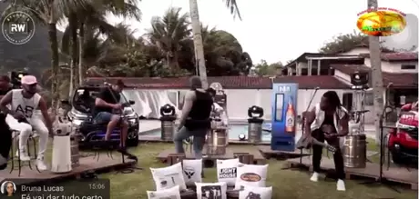 Grupo realiza uma transmissão Ao Vivo pelas redes sociais, quando o grupo interrompeu a apresentação e foram surpreendidos pela aparição de policiais fortemente armados. Grupo realiza uma transmissão Ao Vivo pelas redes sociais, quando o grupo interrompeu a apresentação e foram surpreendidos pela aparição de policiais fortemente armados.