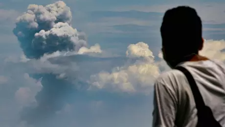 O vulcão Krakatoa, na Indonésia, expeliu cinzas novamente em 11 de abril de 2020 O vulcão Krakatoa, na Indonésia, expeliu cinzas novamente em 11 de abril de 2020
