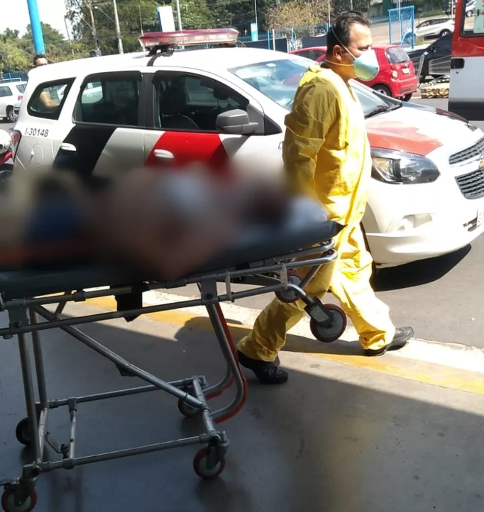 Paciente foi colocado em uma maca e levado de volta ao hospital em Catanduva — Foto: Arquivo Pessoal