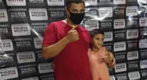 Menino ganha festa da PM de Minas após ligar para o 190 reclamando da ausência do pai 4 Menino com o pai em foto de aniversário