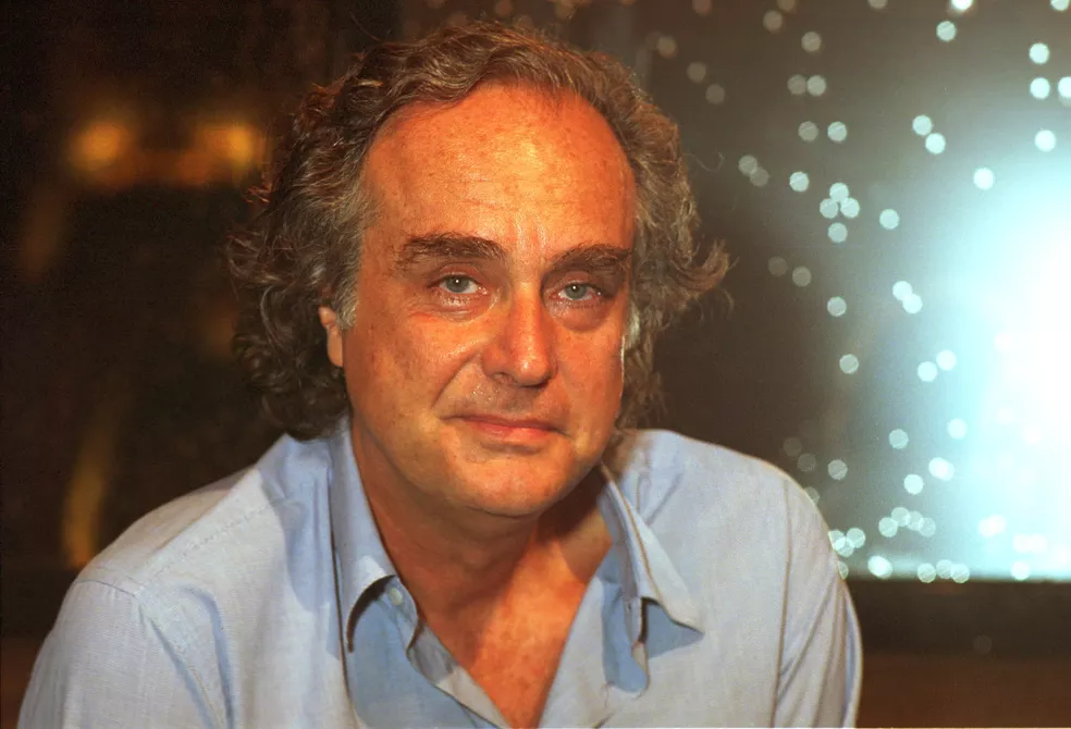 O cineasta, escritor, crítico e colunista Arnaldo Jabor posa para foto durante entrevista em São Paulo, em março de 1995 — Foto: Milton Michida/Estadão Conteúdo/Arquivo