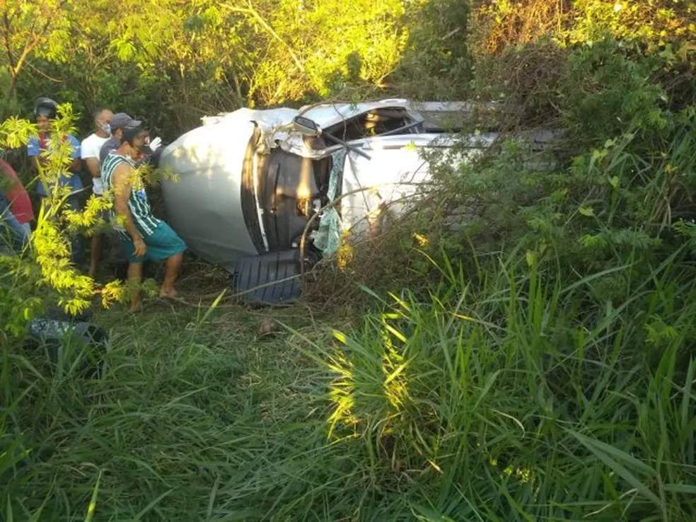 Carro em que o cantor Tay estava capotou na BR-116, trecho entre Tanquinho e Feira de Santana — Foto: Reprodução/ Redes Sociais