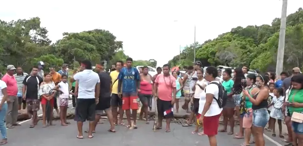 Indígenas destruíram a cabana onde a festa foi realizada e fecharam a BR-367, entre Porto Seguro e Santa Cruz Cabrália. — Foto: Reprodução/TV Bahia