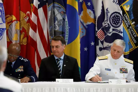 O comandante Craig S. Faller, do Comando Sul dos EUA, durante cerimônia de assinatura de acordo, ao lado de Bolsonaro, em Miami O comandante Craig S. Faller, do Comando Sul dos EUA, durante cerimônia de assinatura de acordo, ao lado de Bolsonaro, em Miami