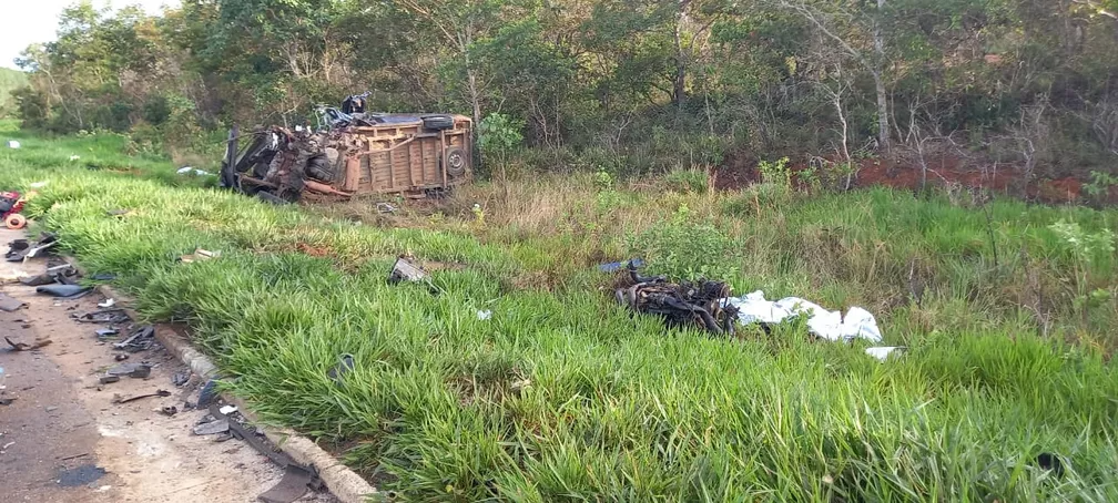 Veículos ficaram destruídos e peças se espalharam pela pista — Foto: Divulgação