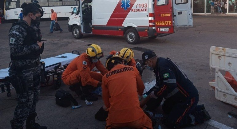 Após atendimento no local, vítima foi levada pelo Corpo de Bombeiros ao Hospital de Base