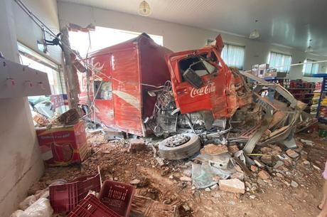 Veículo ficou com a frente totalmente destruída