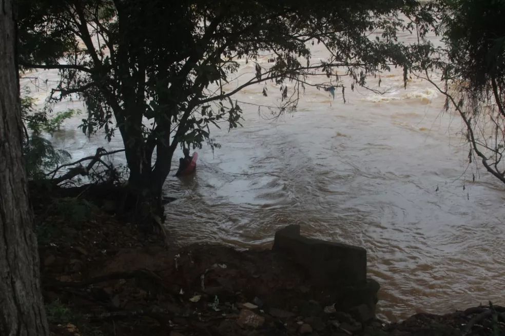 Pai joga filha dentro de rio, em Ponte Nova, e pula em seguida  — Foto: Corpo de Bombeiros de Minas Gerais/Divulgação 