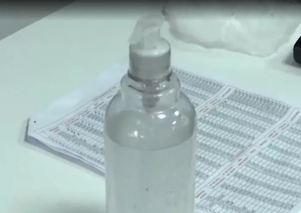 Administração do equipamento disponibiliza álcool gel de forma gratuita, principalmente na sala de embarque e na praça de alimentação. — Foto: Reprodução / TV Bahia Administração do equipamento disponibiliza álcool gel de forma gratuita, principalmente na sala de embarque e na praça de alimentação. — Foto: Reprodução / TV Bahia
