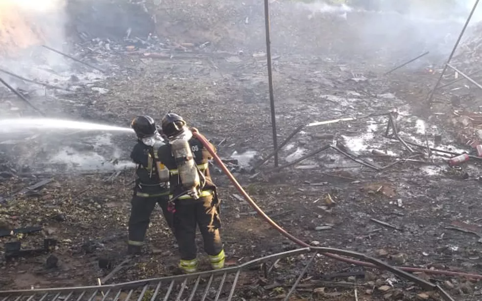 Fábrica de fogos de artifício explode em Simões Filho, na Bahia — Foto: Corpo de Bombeiros