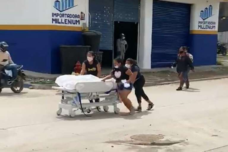 Família rouba corpo de homem que morreu de Covid-19 e sai correndo com maca por cidade; veja
