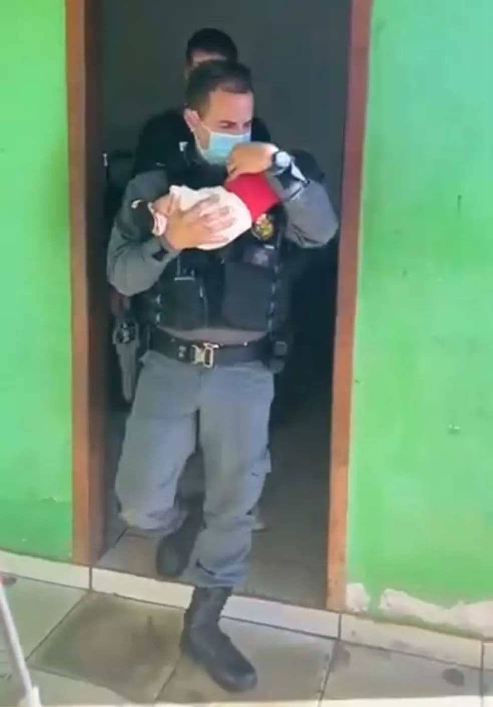 Bebê de dois meses foi resgatado nesta terça-feira (8) depois de ser abandonado em uma boca de fumo em Pontes e Lacerda — Foto: Divulgação