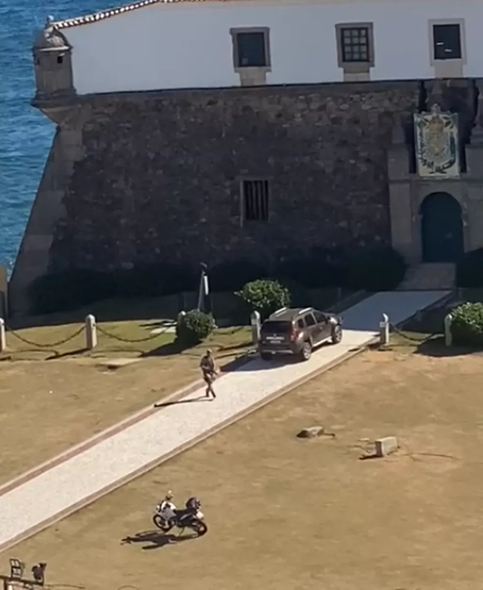 Policial militar dispara tiros para cima na região do Farol da Barra, em Salvador — Foto: Redes Sociais