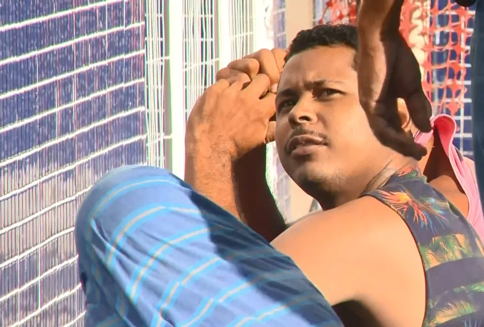 Samuel de Souza, de 24 anos, foi preso depois de ameaçar a mulher em Vitória — Foto: Reprodução/TV Gazeta