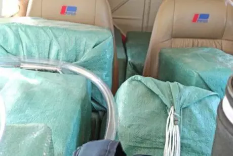 Malotes com cocaína em avião apreendido pela FAB
