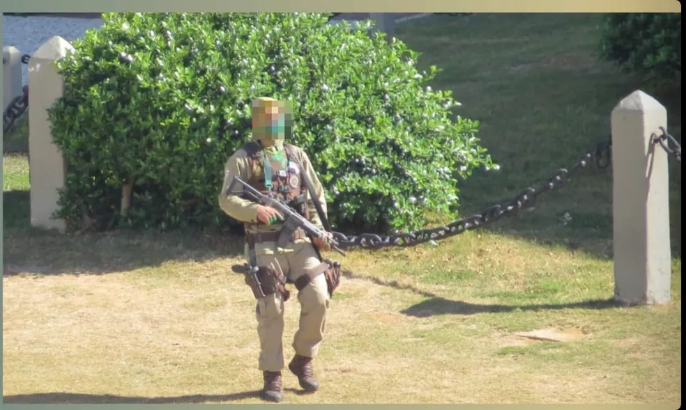 Policial militar 'surta' e dispara tiros para cima na região do Farol da Barra, em Salvador — Foto: Arquivo Pessoal