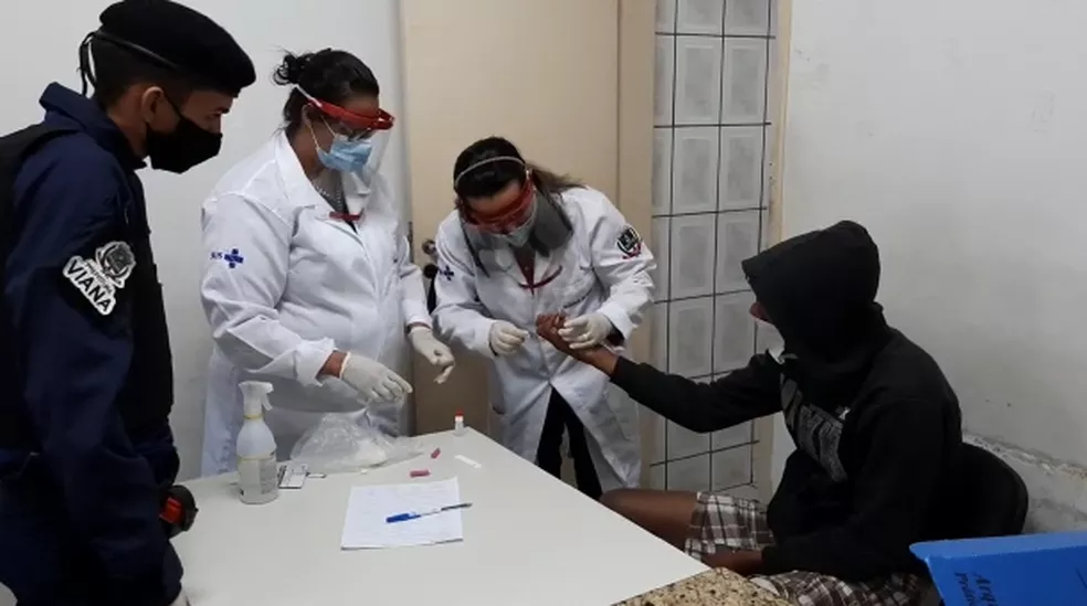 Suspeito passou por teste rápido da Covid-19 — Foto: Divulgação/Guarda Municipal de Viana