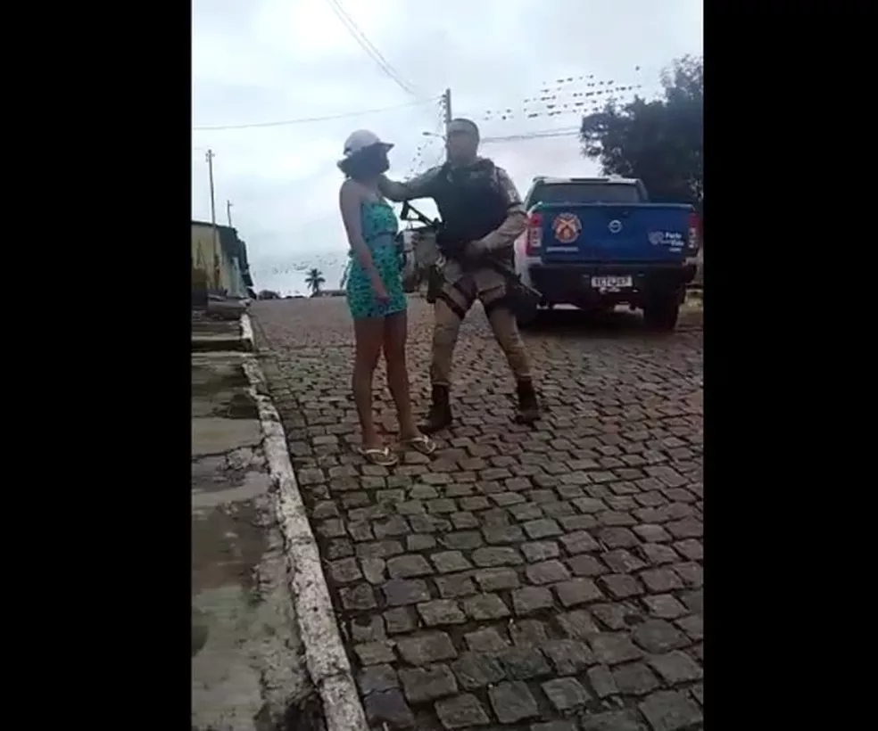 PM agride mulher com tapa na cabeça em abordagem na Bahia — Foto: Reprodução/Redes Sociais