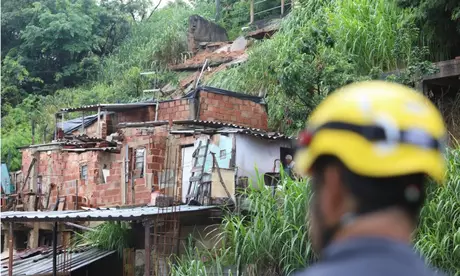 Militares do Corpo de Bombeiros interditam 12 residências com risco de desabamento após a queda de um muro e o deslizamento de um barranco no bairro Jardim América, em Belo Horizonte. Militares do Corpo de Bombeiros interditam 12 residências com risco de desabamento após a queda de um muro e o deslizamento de um barranco no bairro Jardim América, em Belo Horizonte.