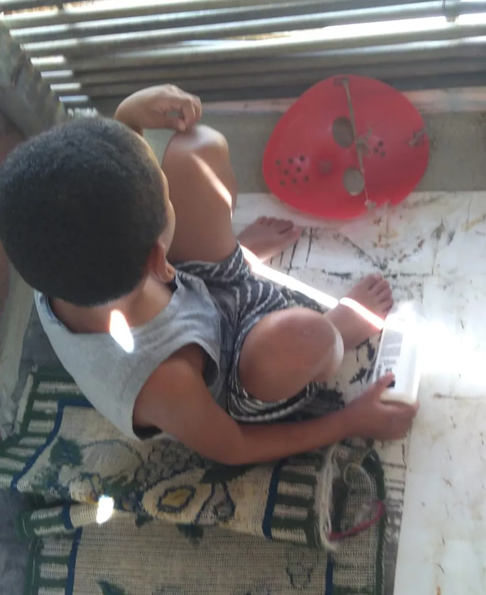 Polícia resgata criança de 8 anos vítima de maus-tratos e mantida em canil na Baixada Fluminense — Foto: Divulgação/Polícia Civil