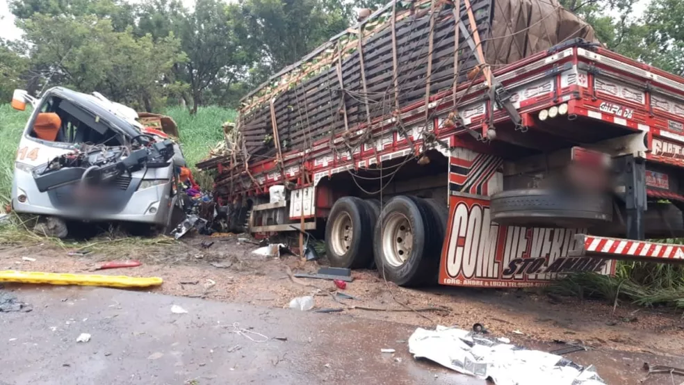 Batida entre ônibus e caminhão deixou 11 passageiros mortos em Pirapora, MG, durante a madrugada — Foto: PRF/Divulgação Batida entre ônibus e caminhão deixou 11 passageiros mortos em Pirapora, MG, durante a madrugada — Foto: PRF/Divulgação