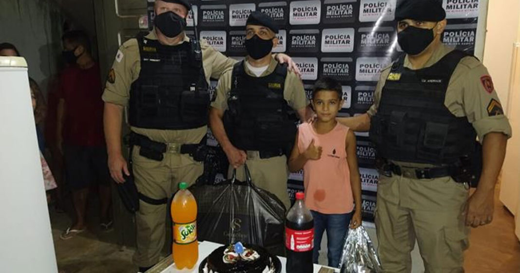 Que presente, nada! Tudo o que o Caio mais queria era a presença do papai! Foto: reprodução/Silva Alves policiais em festa com menino