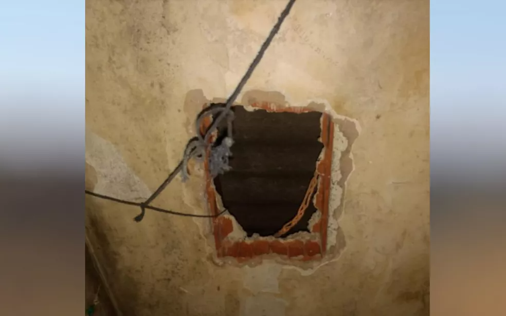 Buraco no teto da cela aberto para a fuga de Lázaro Barbosa da cadeia de Águas Lindas de Goiás, em 2018 — Foto: Reprodução/Polícia Militar